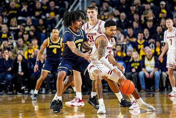 Nimari Burnett (4) and Elliot Cadeau (3)