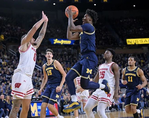 Aday Mara (15), L.J. Cason (2), and Roddy Gayle Jr. (11)