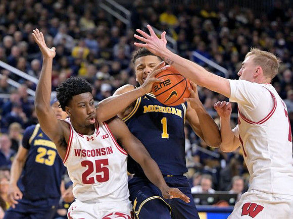 Trey McKenney (1) and Yaxel Lendeborg (23)
