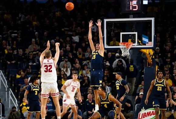 Aday Mara (15), Yaxel Lendeborg (23), Morez Johnson Jr. (21), and Nimari Burnett (4)
