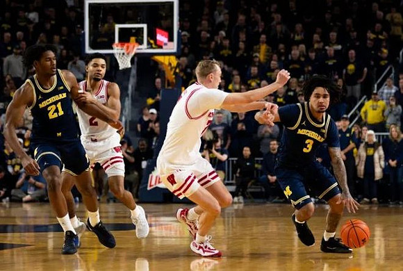 Morez Johnson Jr. (21) and Elliot Cadeau (3)