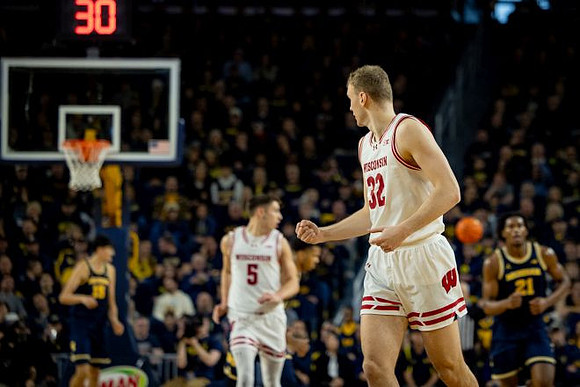 Aday Mara (15) and Morez Johnson Jr. (21)