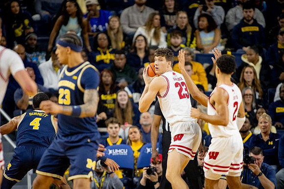 Nimari Burnett (4) and Yaxel Lendeborg (23)