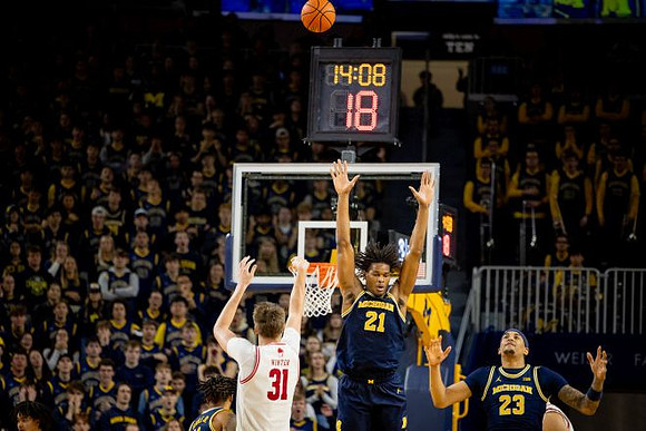 Morez Johnson Jr. (21) and Yaxel Lendeborg (23)