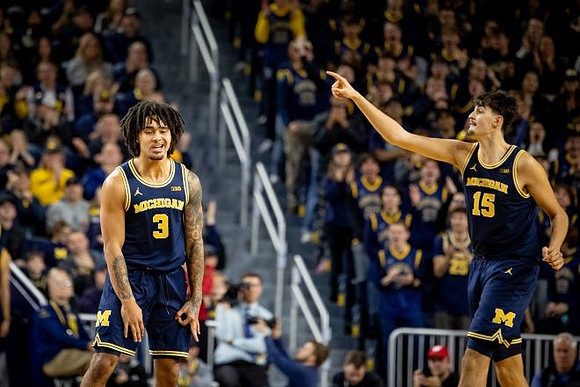 Elliot Cadeau (3) and Aday Mara (15)