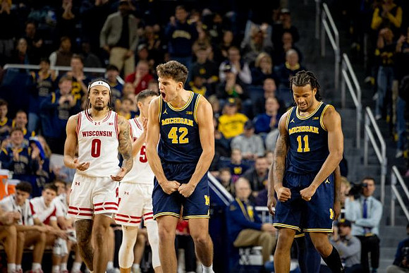 Will Tschetter (42) and Roddy Gayle Jr. (11)