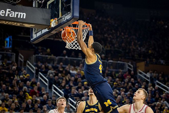 Aday Mara (15) and Nimari Burnett (4)