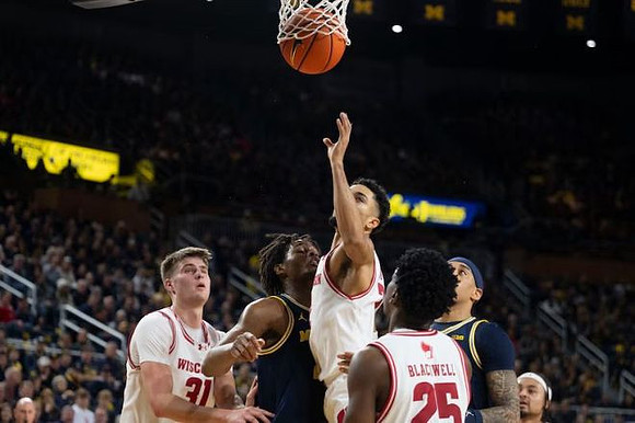 Morez Johnson Jr. (21) and Yaxel Lendeborg (23)