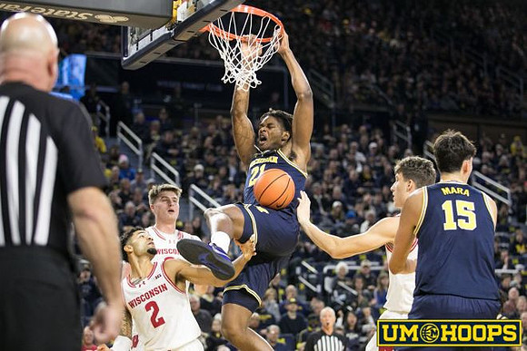 Morez Johnson Jr. (21) and Aday Mara (15)