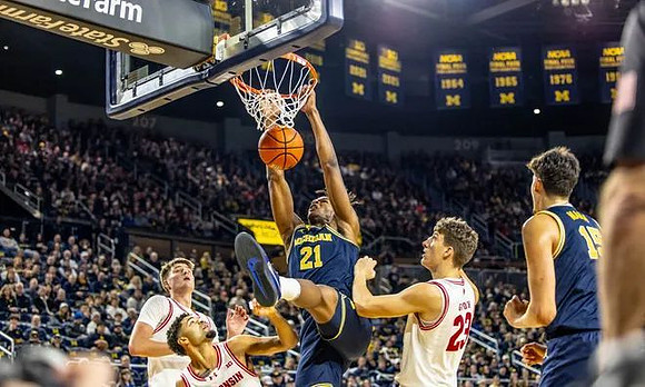 Morez Johnson Jr. (21) and Aday Mara (15)