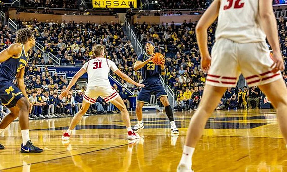 Morez Johnson Jr. (21) and Yaxel Lendeborg (23)