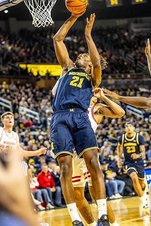 Morez Johnson Jr. (21) and Yaxel Lendeborg (23)