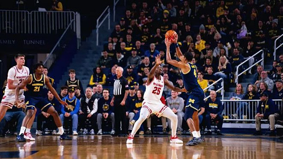 Morez Johnson Jr. (21) and Nimari Burnett (4)