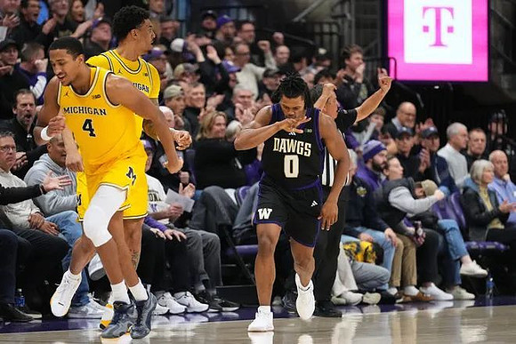 Nimari Burnett (4) and Yaxel Lendeborg (23)