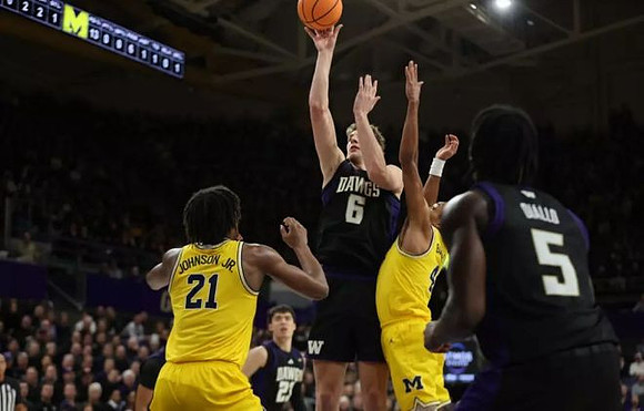 Morez Johnson Jr. (21) and Nimari Burnett (4)