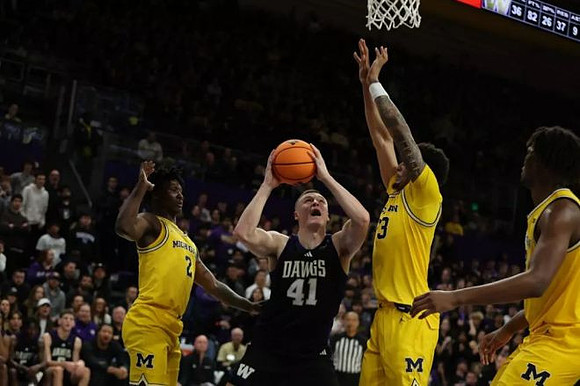 L.J. Cason (2), Yaxel Lendeborg (23), and Morez Johnson Jr. (21)