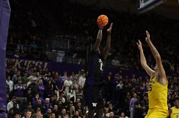 Aday Mara (15) and L.J. Cason (2)