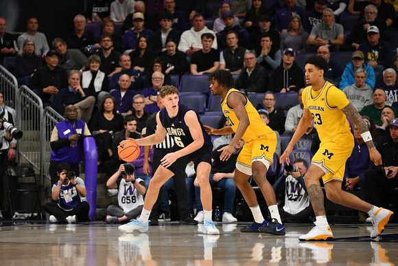 Morez Johnson Jr. (21) and Yaxel Lendeborg (23)