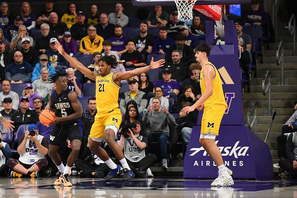 Morez Johnson Jr. (21) and Aday Mara (15)