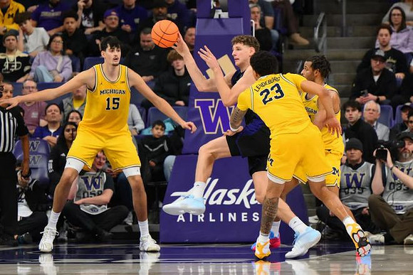 Aday Mara (15), Yaxel Lendeborg (23), and Roddy Gayle Jr. (11)
