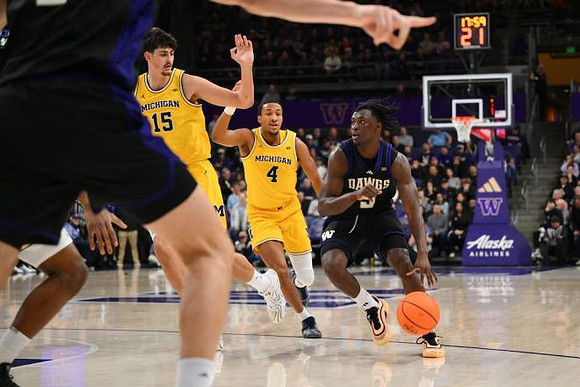 Aday Mara (15) and Nimari Burnett (4)