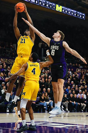 Morez Johnson Jr. (21) and Nimari Burnett (4)