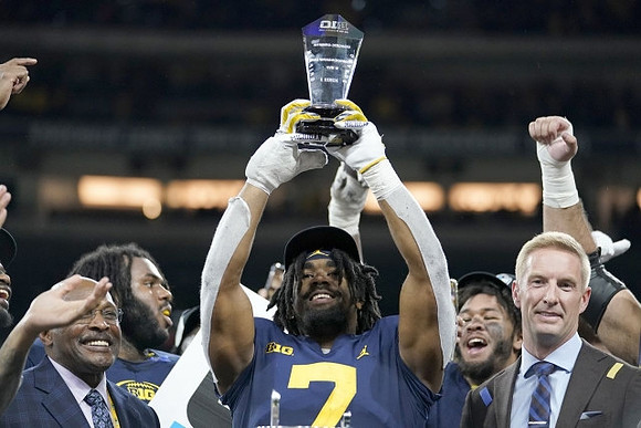 Donovan Edwards (7) and Big Ten Championship MVP Trophy