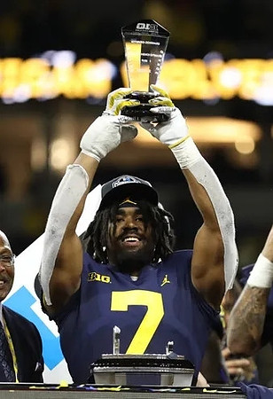 Donovan Edwards (7) and Big Ten Championship MVP Trophy