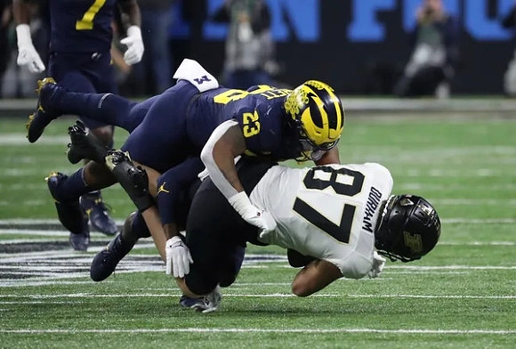 Michael Barrett (23) and Makari Paige (7)