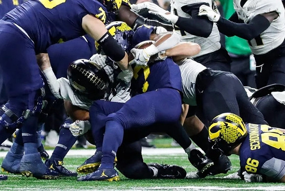 Donovan Edwards (7) and Luke Schoonmaker (86)