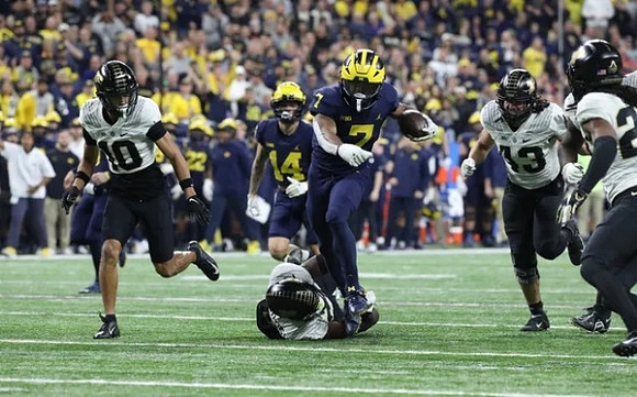 Donovan Edwards (7) and Roman Wilson (14)