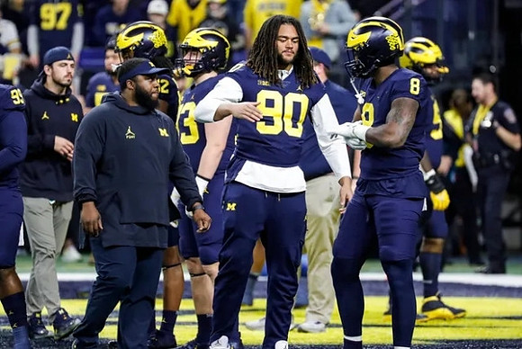 Mike Morris (90) and Derrick Moore (8)