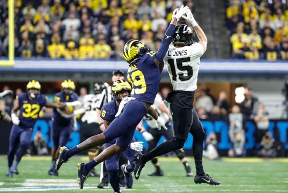 Jaylen Harrell (32), R.J. Moten (6), and Rod Moore (19)