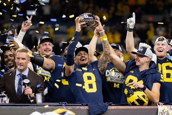 Ronnie Bell (8), Michigan Team, and Big Ten Championship Trophy