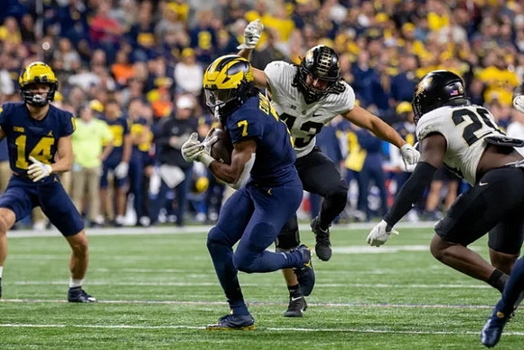 Roman Wilson (14) and Donovan Edwards (7)