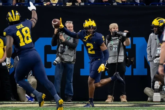 Eyabi Anoma Okie (18) and Will Johnson (2)