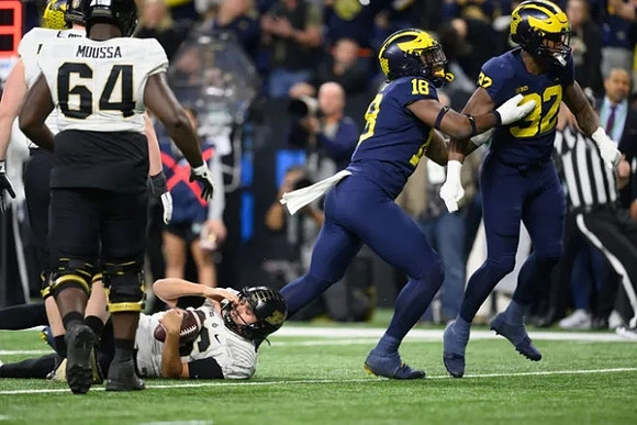 Eyabi Anoma Okie (18) and Jaylen Harrell (32)