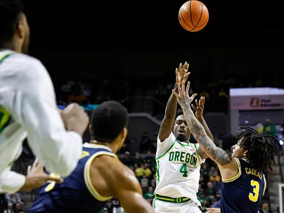 Nimari Burnett (4) and Elliot Cadeau (3)
