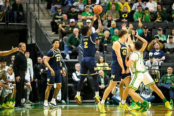 Oregon Head Coach Dana Altman, Yaxel Lendeborg (23), L.J. Cason (2), and Will Tschetter (42)