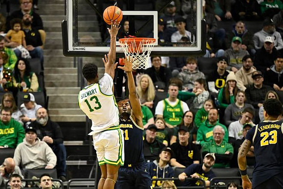 Morez Johnson Jr. (21) and Yaxel Lendeborg (23)