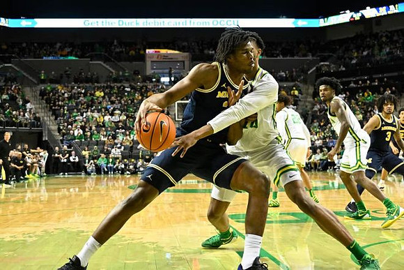 Morez Johnson Jr. (21) and Elliot Cadeau (3)