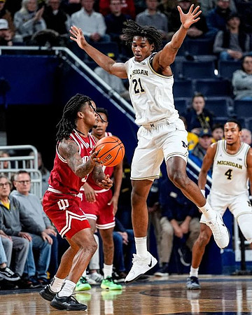 Morez Johnson Jr. (21) and Nimari Burnett (4)