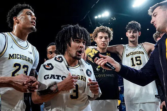 Elliot Cadeau (3) and Michigan Team