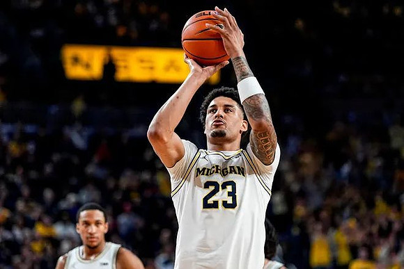 Nimari Burnett (4) and Yaxel Lendeborg (23)