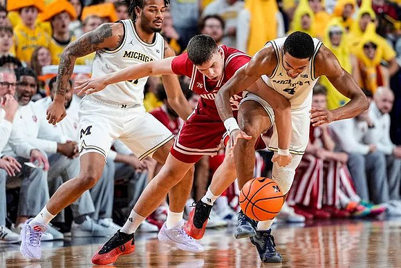 Roddy Gayle Jr. (11) and Nimari Burnett (4)