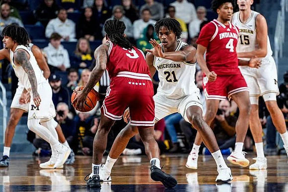 Elliot Cadeau (3), Morez Johnson Jr. (21), and Aday Mara (15)