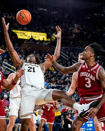 Will Tschetter (42) and Morez Johnson Jr. (21)