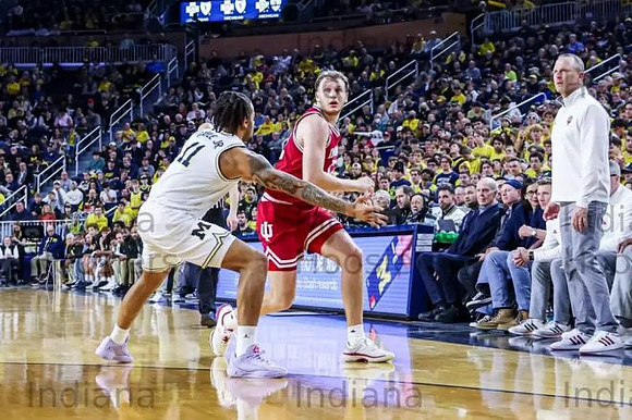 Roddy Gayle Jr. (11) and Indiana Head Coach Darian DeVries