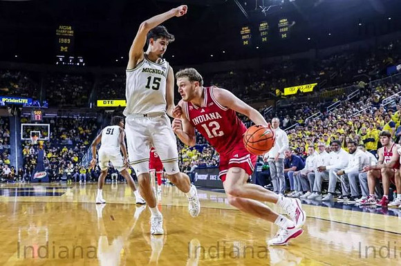Morez Johnson Jr. (51), Aday Mara (15), and Indiana Head Coach Darian DeVries