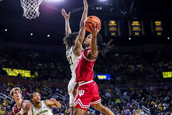 Nimari Burnett (4) and Morez Johnson Jr. (21)